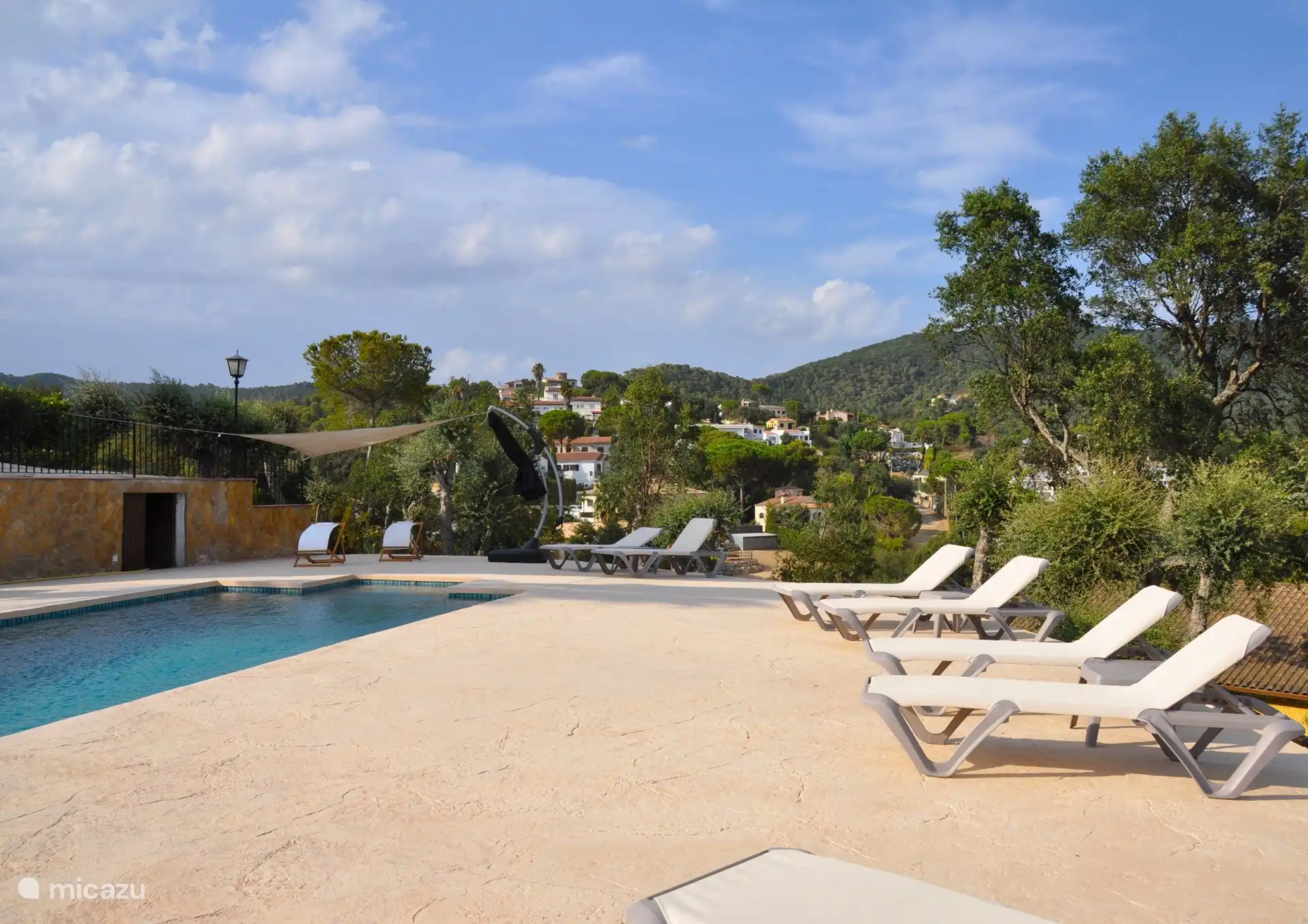 Belle terrasse spacieuse autour de la piscine de 8 à 4 mètres