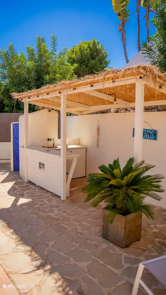 Acogedor bar junto a la piscina con nevera. También hay una barbacoa disponible.