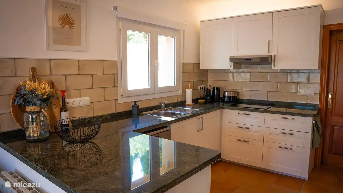 La cocina dispone de lavavajillas, horno y microondas. También hay una parrilla / sandwichera y una tostadora.