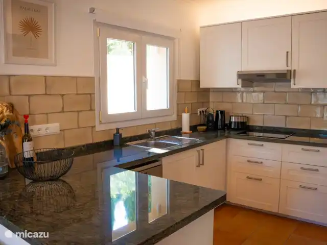 Casa El Gallo huren in Spanje, Costa Blanca, Moraira - villa De keuken heeft een afwasmachine, Oven en Magnetron. Ook is er een gril/tosti ijzer en broodrooster.