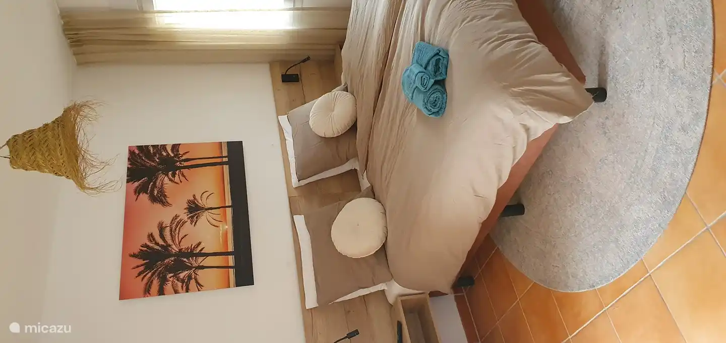 Dormitorio principal con smart TV y un amplio balcón con hermosas vistas.