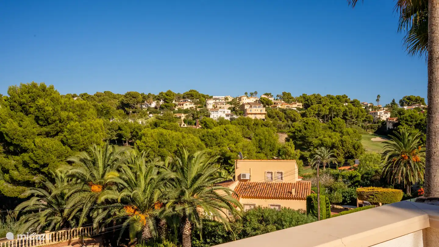 El dormitorio de arriba tiene un gran balcón con bonitas vistas al campo de golf.