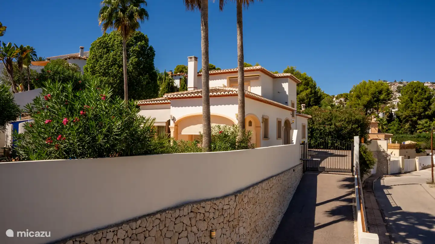 Casa el Gallo, con amplia entrada y estacionamiento para 2 autos