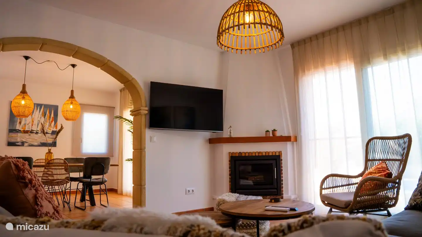 Smart TV disponible en la sala de estar y arriba en el dormitorio