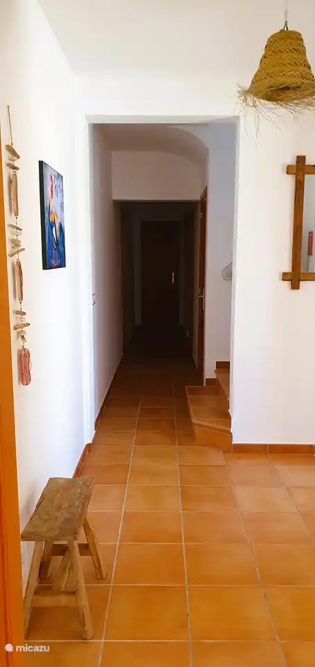 El atractivo vestíbulo al que se unen los 2 dormitorios y el baño de la planta baja.