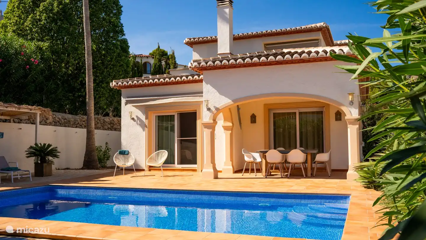 Puede disfrutar del desayuno/almuerzo o la cena bajo el toldo.