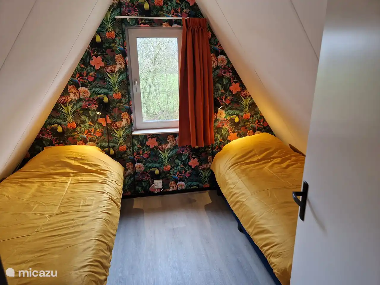 El más pequeño de los 2 dormitorios en el primer piso aún ofrece mucho espacio. Grandes armarios están disponibles en el rellano. Las camas con somier son fáciles de deslizar juntas.