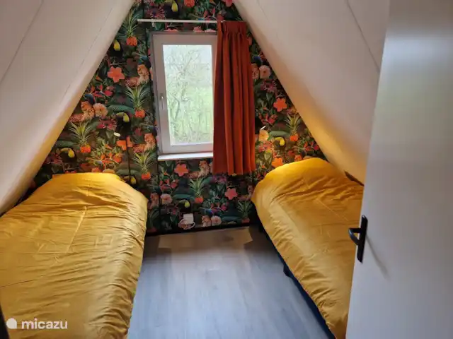 Maison de luxe 'De Boskant' | Pays-Bas, Overijssel, Gramsbergen - maison de vacances La plus petite des 2 chambres au 1er étage offre tout de même beaucoup d'espace. De grands placards sont disponibles sur le palier. Les sommiers à ressorts sont faciles à glisser ensemble.