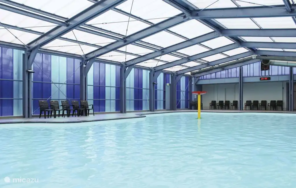 La gran piscina cubierta y climatizada.