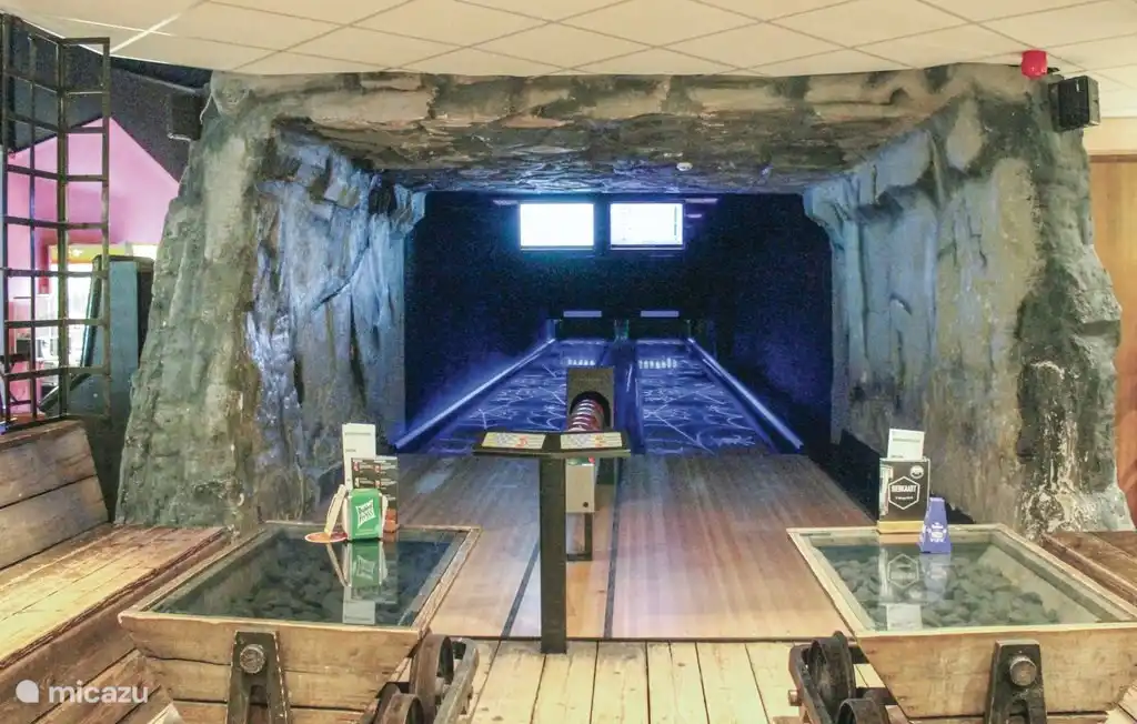 El resplandor en las boleras oscuras.