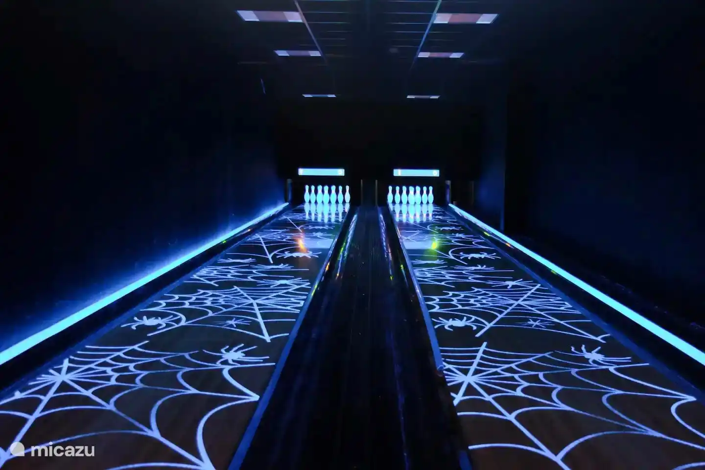 Resplandor en las boleras oscuras.