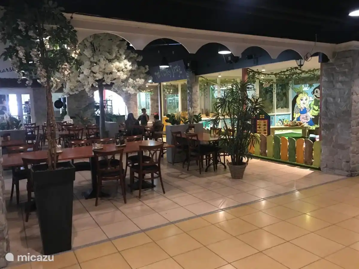 En la plaza se puede disfrutar de un simple refrigerio o una taza de café y/o té. Desde la terraza hay una vista de los juegos infantiles.