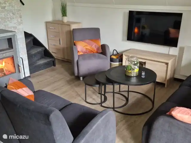 Maison de luxe 'De Boskant' | Pays-Bas, Overijssel, Gramsbergen - maison de vacances Le coin salon entièrement rénové (mars 2023) avec Smart TV Samsung 43 pouces avec Chromecast intégré