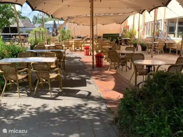 Maison de luxe 'De Boskant' | Pays-Bas, Overijssel, Gramsbergen - maison de vacances La terrasse en partie couverte du restaurant Spiezz.
