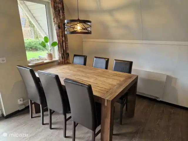 Maison de luxe 'De Boskant' | Pays-Bas, Overijssel, Gramsbergen - maison de vacances La table à manger avec 6 chaises et la possibilité d'ajouter une chaise haute (gratuite).