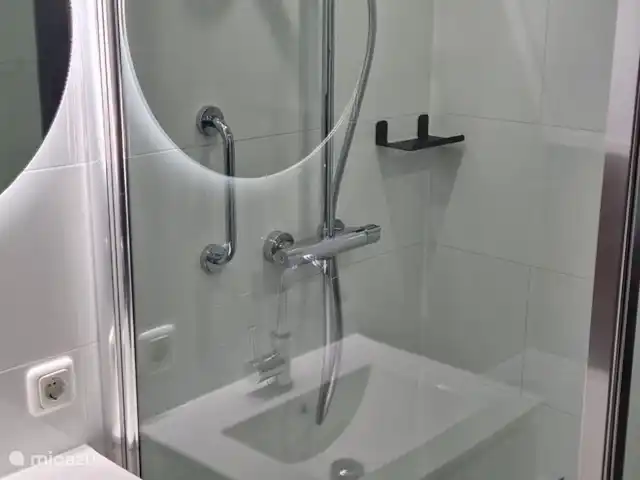 Maison de luxe 'De Boskant' | Pays-Bas, Overijssel, Gramsbergen - maison de vacances Salle de bain avec une magnifique douche à effet pluie, une baignoire avec bain à remous, un chauffage au sol et un lavabo.