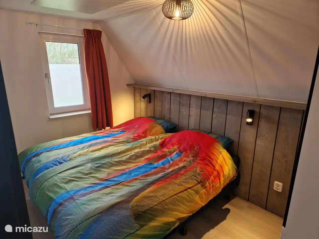 El dormitorio en la planta baja. Equipado con 2 camas con somier independientes (se pueden separar) y un amplio armario con mucho espacio de almacenamiento.