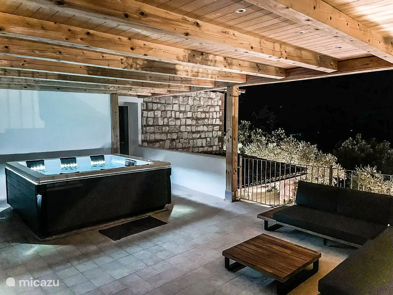 Whirlpool in der Nacht