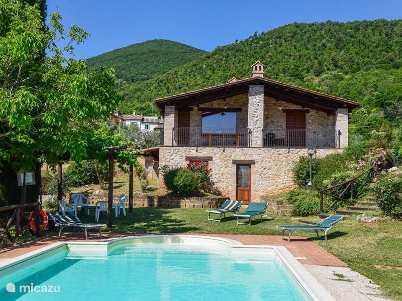 Vakantiehuis Italië, Umbrië, Santa Restituta Vakantiehuis Huisje met privé zwembad en panorama