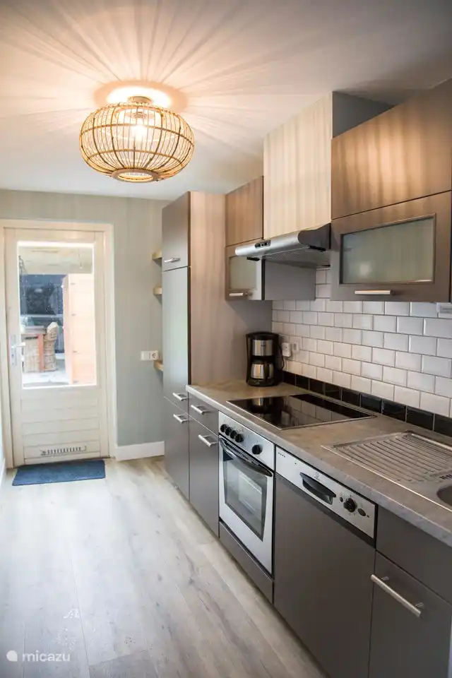 Küche mit Zugangstür zum großzügigen Garten 