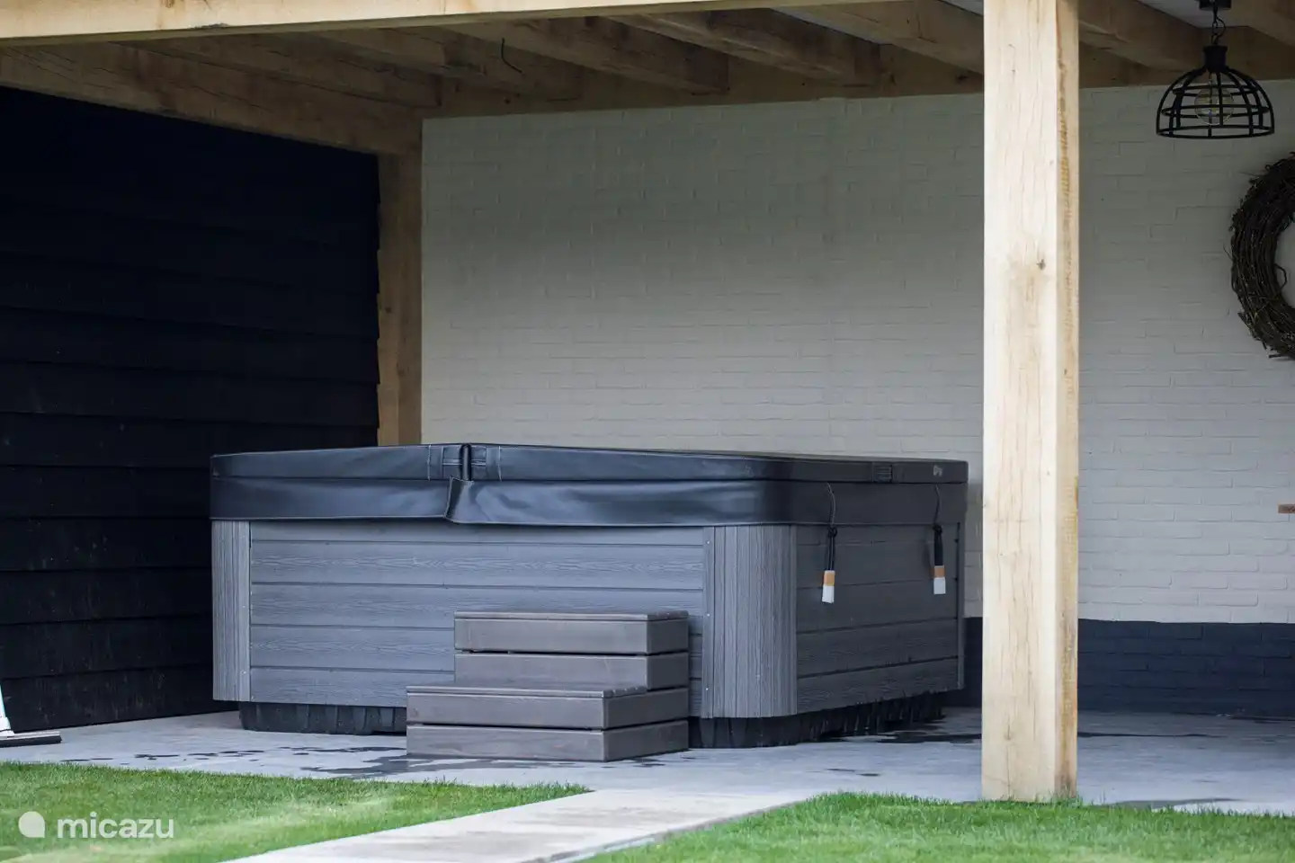 Unser schöner Whirlpool, ob Regen oder Sonnenschein, genießen Sie immer 