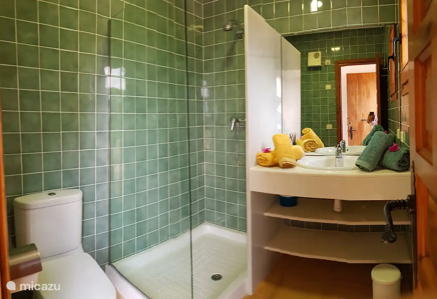 Bathroom 4 en suite with bedroom 5.