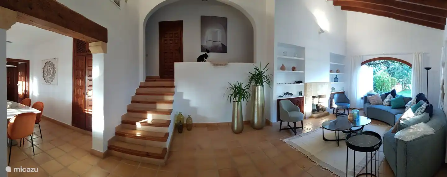 Fisheyeview entrance, living and dining area