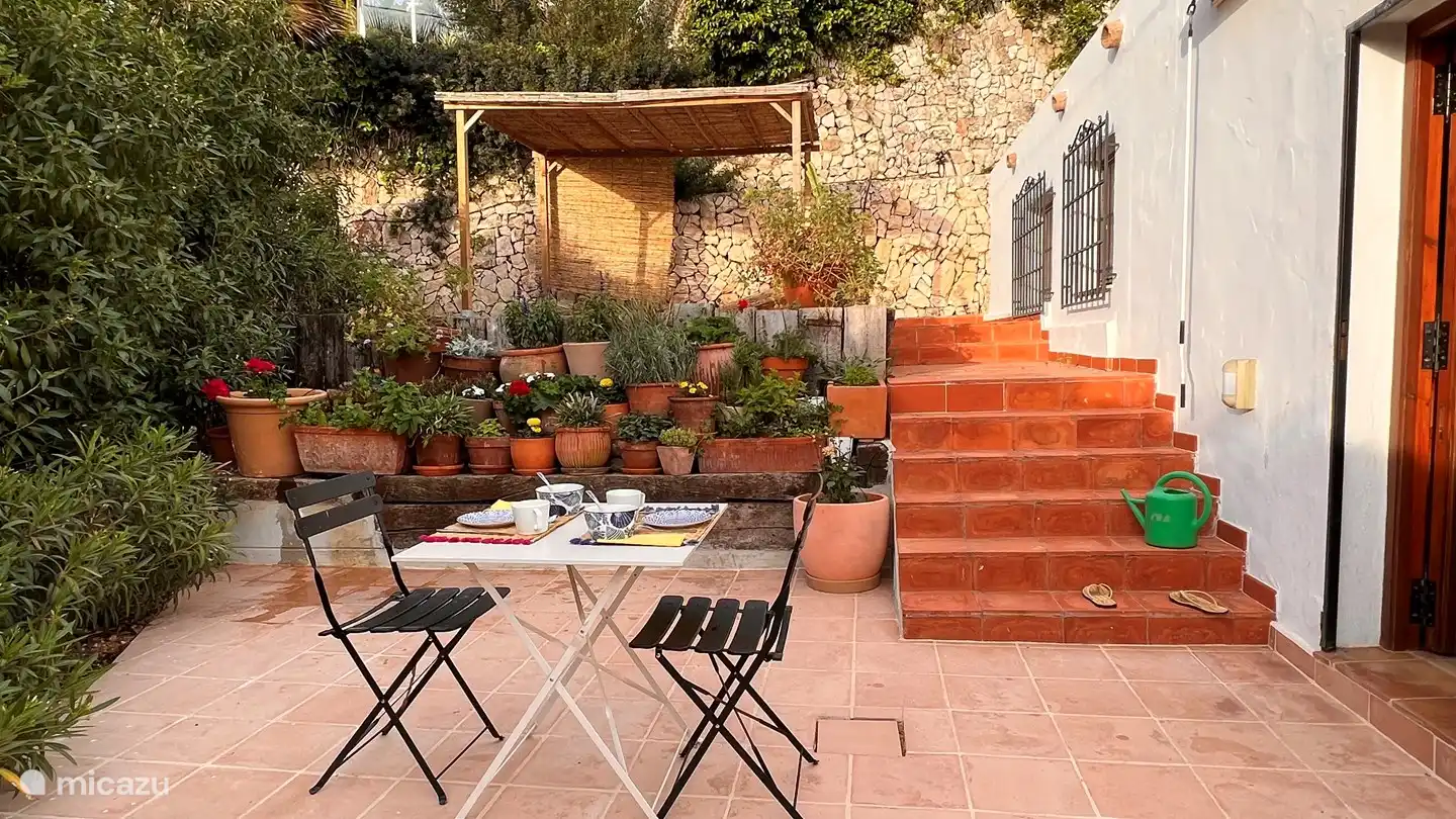 Breakfast on the terrace on the kitchen side