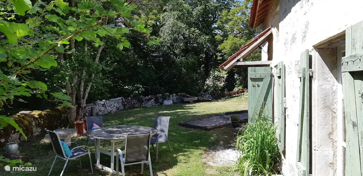 Ein weiterer Blick zurück auf den Sitz-/Essbereich und den Garten.