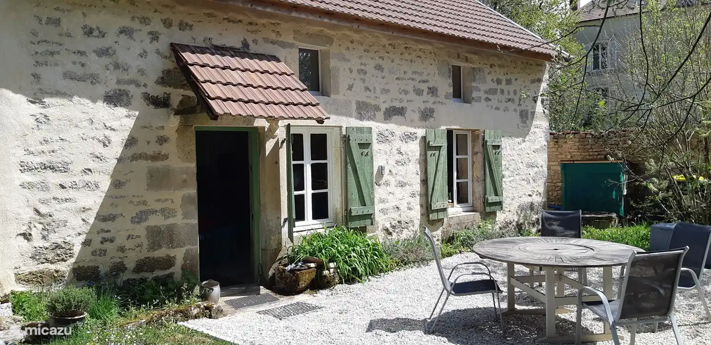 Les Papillons. Vor dem Haus für Ihre Mahlzeiten im Freien.