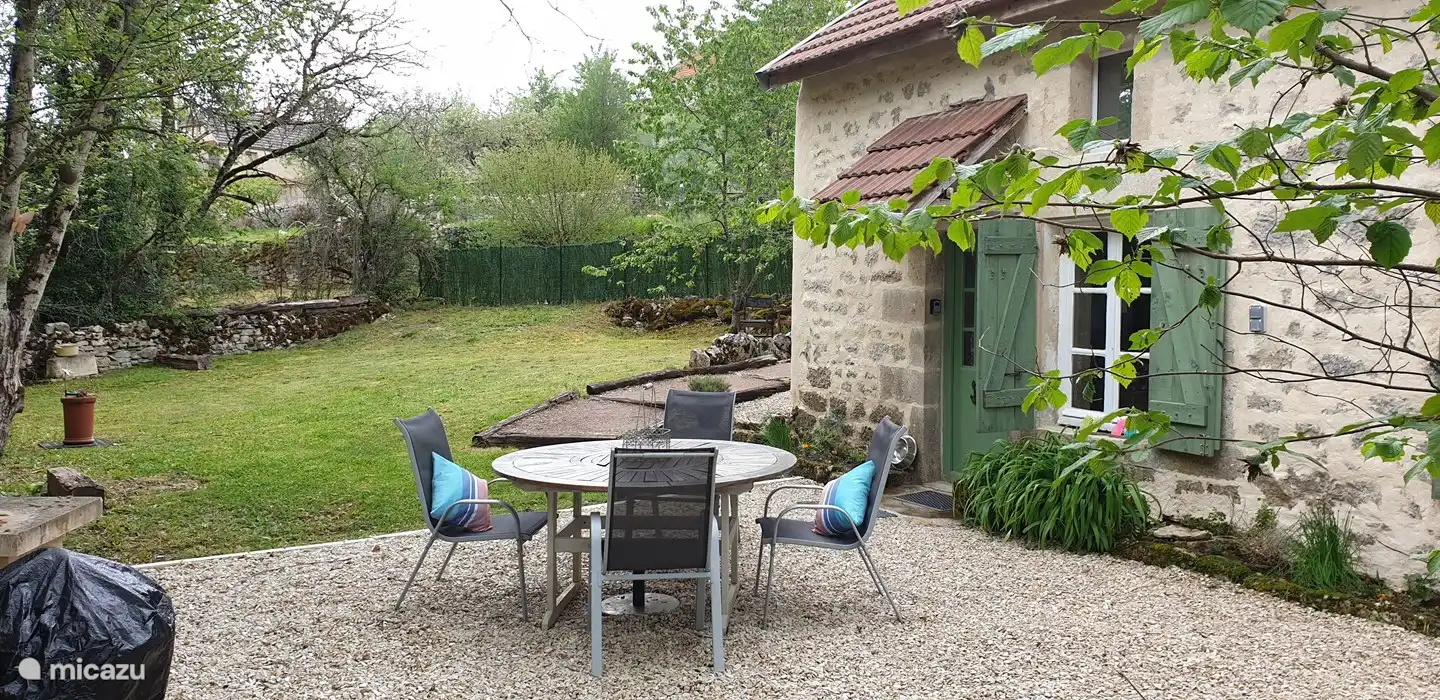 Ein schöner privater Sitzbereich mit dem Garten dahinter.