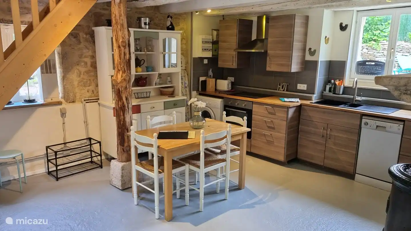 Die voll ausgestattete Küche wieder mit einer Treppe zum Schlafzimmer 1. Schlafzimmer 2 ist über eine eigene Treppe vom Wohnzimmer aus zugänglich.