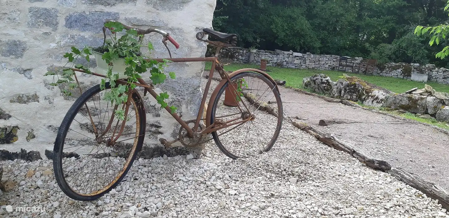 Die Gegend ist perfekt für Radfahrer. Viele Kilometer verkehrsfreie Straßen mit einigen schönen Landschaften und Dörfern. Dieses Fahrrad ist bei Les Papillons ... aber vielleicht möchten Sie Ihr eigenes mitbringen!