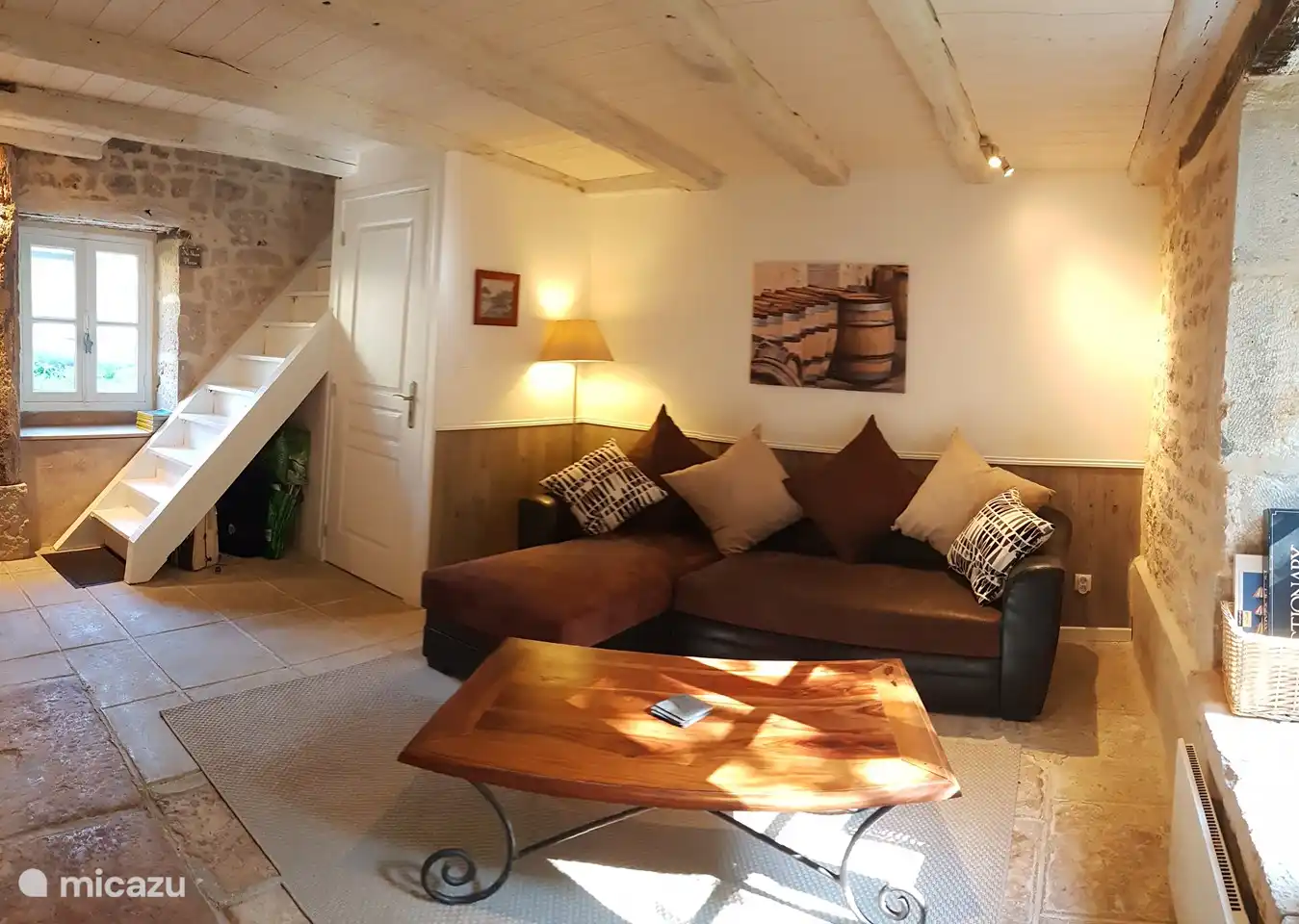 Wohnzimmer mit Sofa für 3 Personen und zusätzlichem Stuhl. TV, DVD- und CD-Anlage vorhanden. Es gibt ein separates WC neben diesem Raum, so dass Sie tagsüber nicht nach oben gehen müssen.