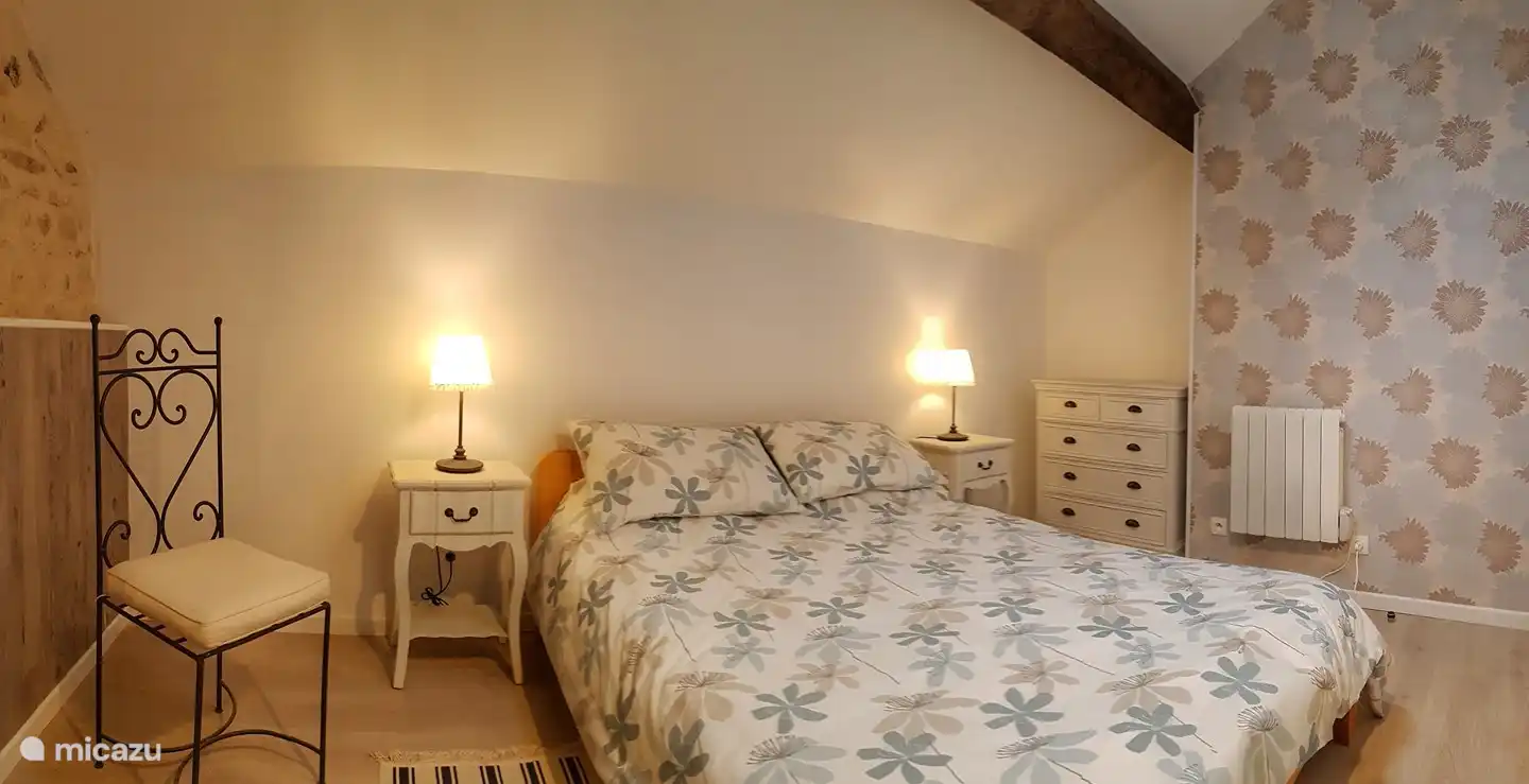 Schlafzimmer 1 mit großem Doppelbett (150 cm x 200 cm) Platz zum Aufhängen vorhanden. Jedes Schlafzimmer hat eine eigene Treppe, um den unabhängigen Zugang zu erleichtern.