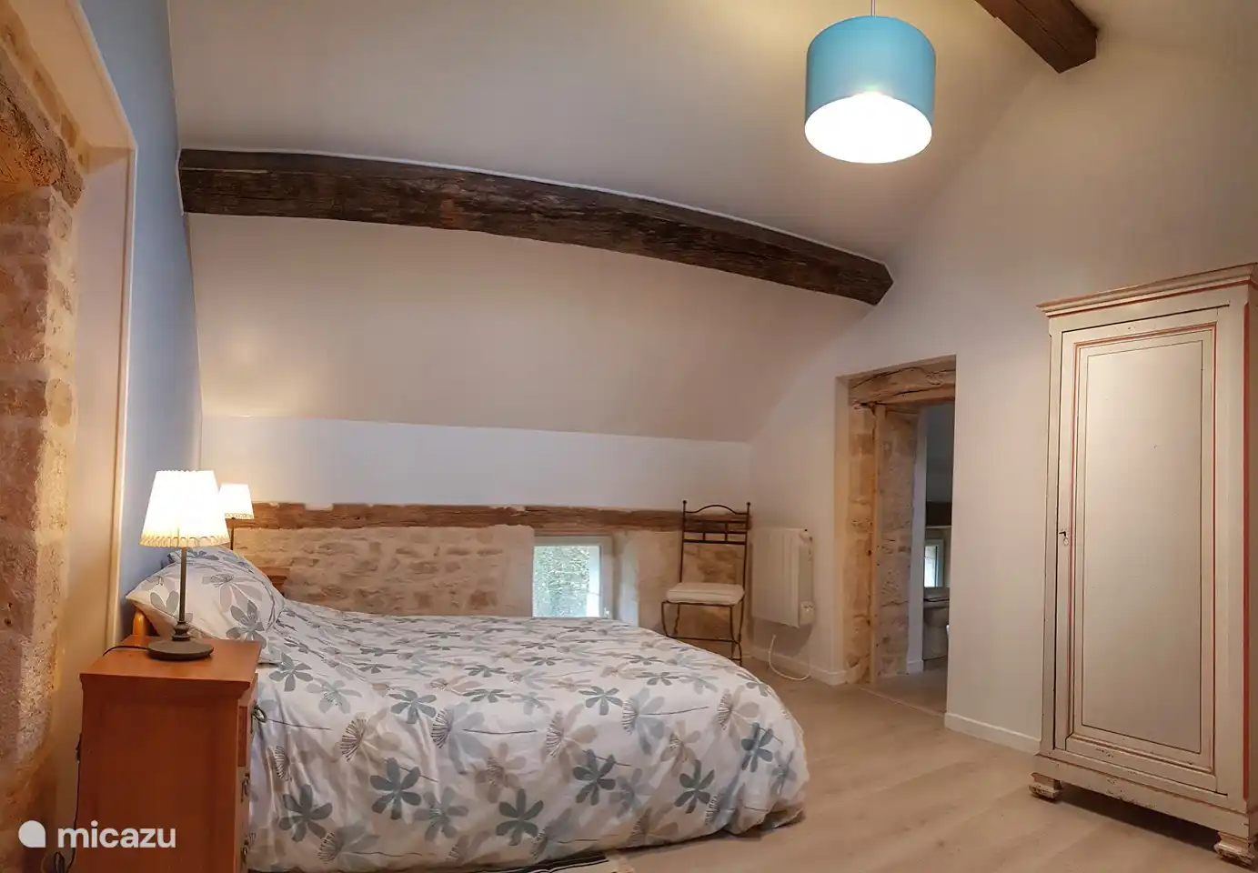 Schlafzimmer 2 mit großem Doppelbett (150 cm x 200 cm) Platz zum Aufhängen vorhanden. Jedes Schlafzimmer hat eine eigene Treppe, um den unabhängigen Zugang zu erleichtern.