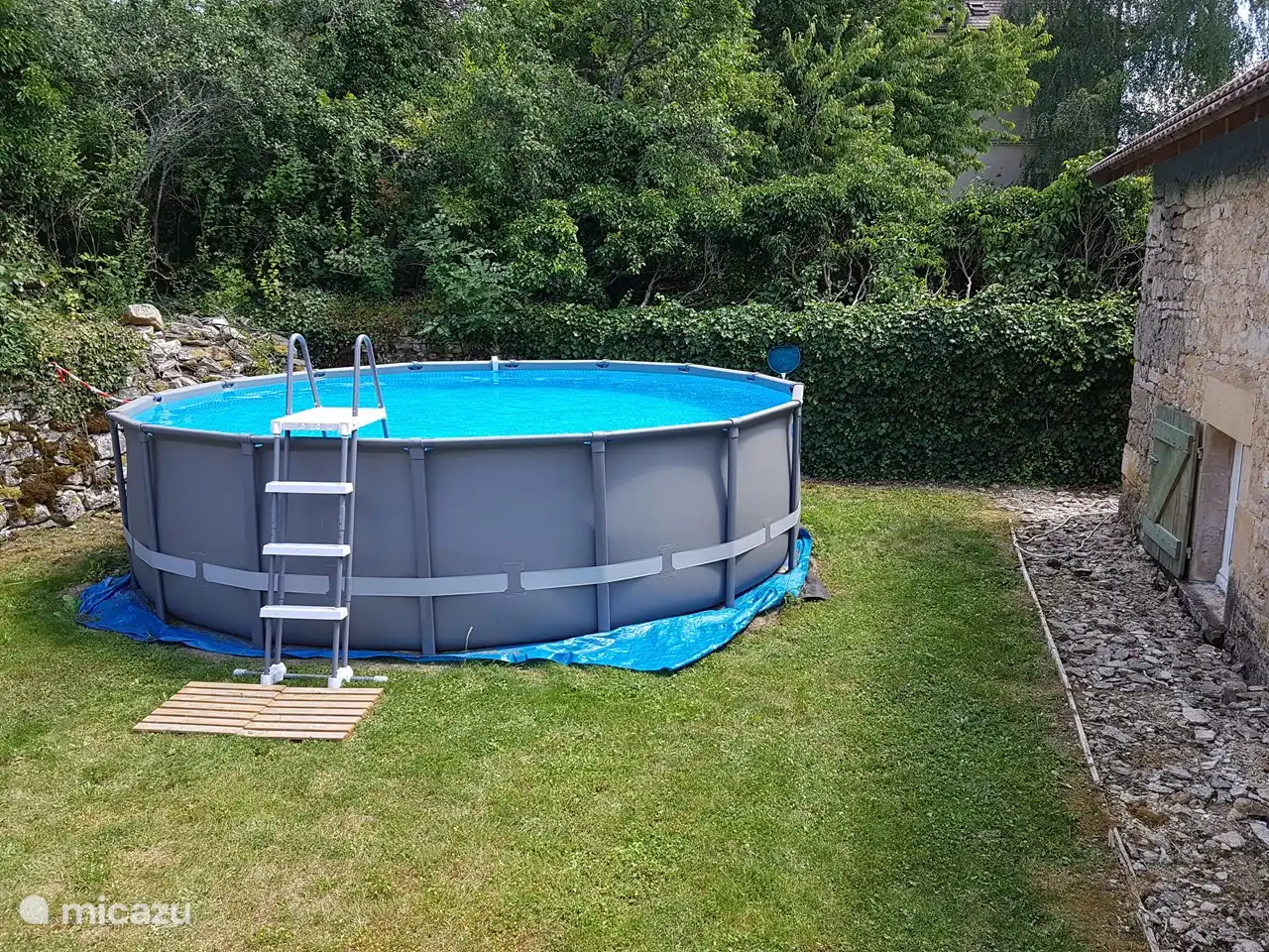 Außenpool mit 2 Sonnenliegen, 2 Liegestühlen und zusätzlichem Sitzbereich.