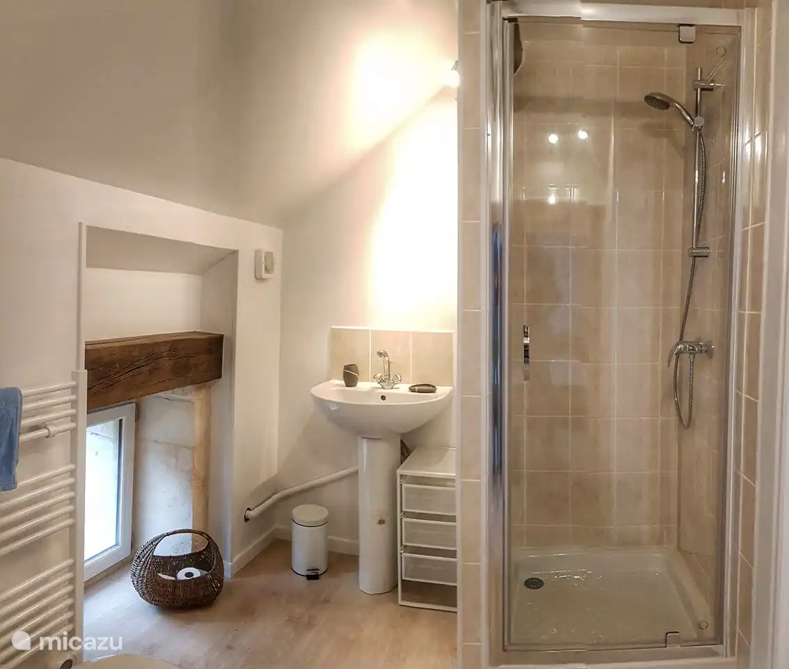 Dusche und WC im Obergeschoss. Dieses befindet sich zwischen den 2 Schlafzimmern und wird geteilt. Jedes Schlafzimmer hat eine eigene Treppe, um den unabhängigen Zugang zu erleichtern.