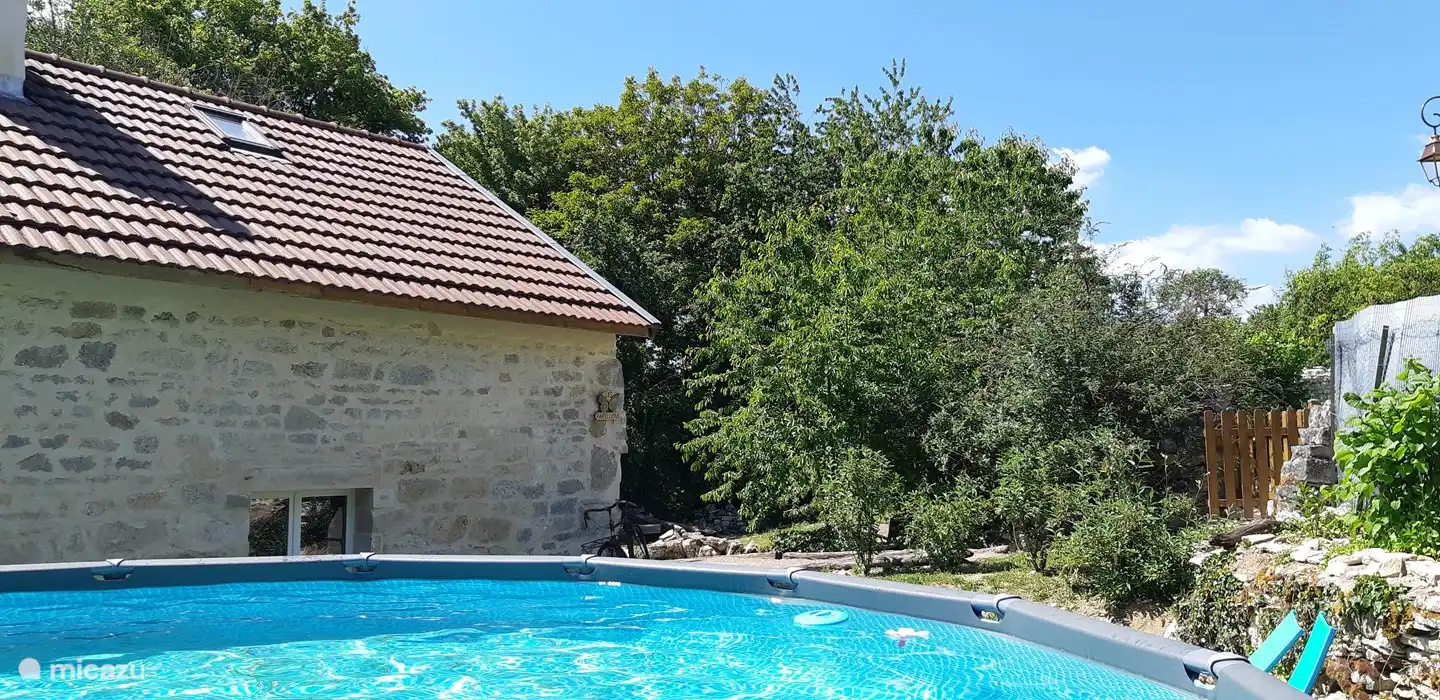 Ein weiterer Blick auf den Pool mit Blick zurück zum Garten.