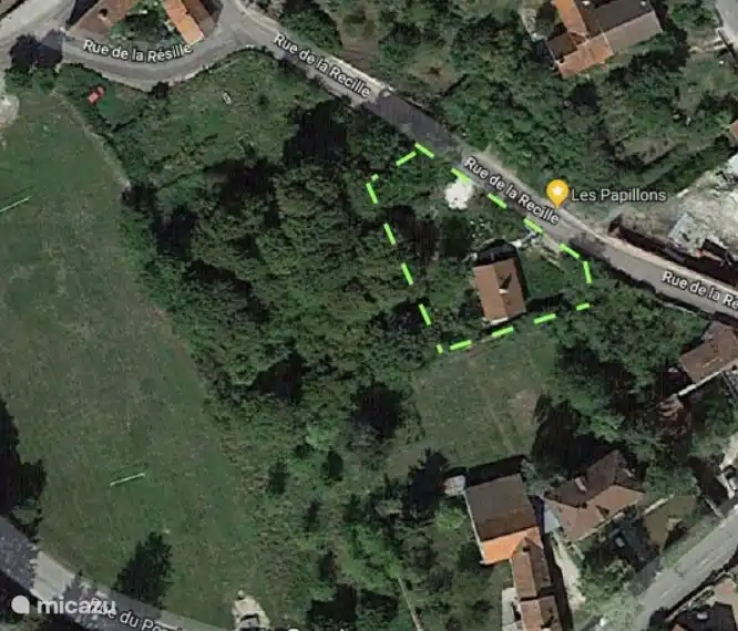 Luftaufnahme von Les Papillons und dem Garten im beschaulichen Dorf Puits.