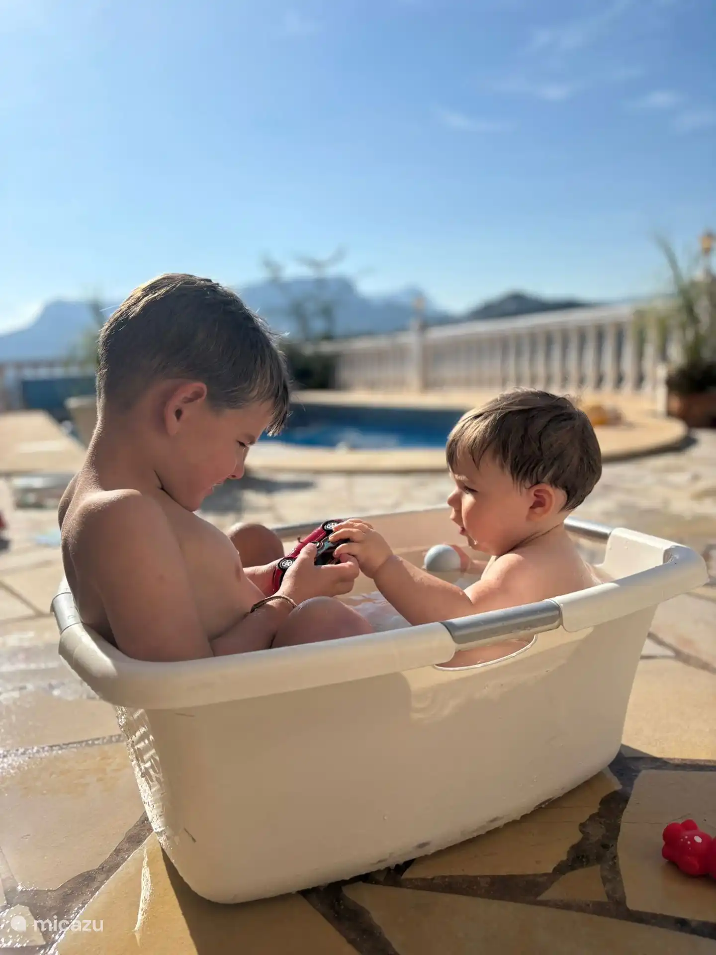 Genießen Sie die Babybadewanne 