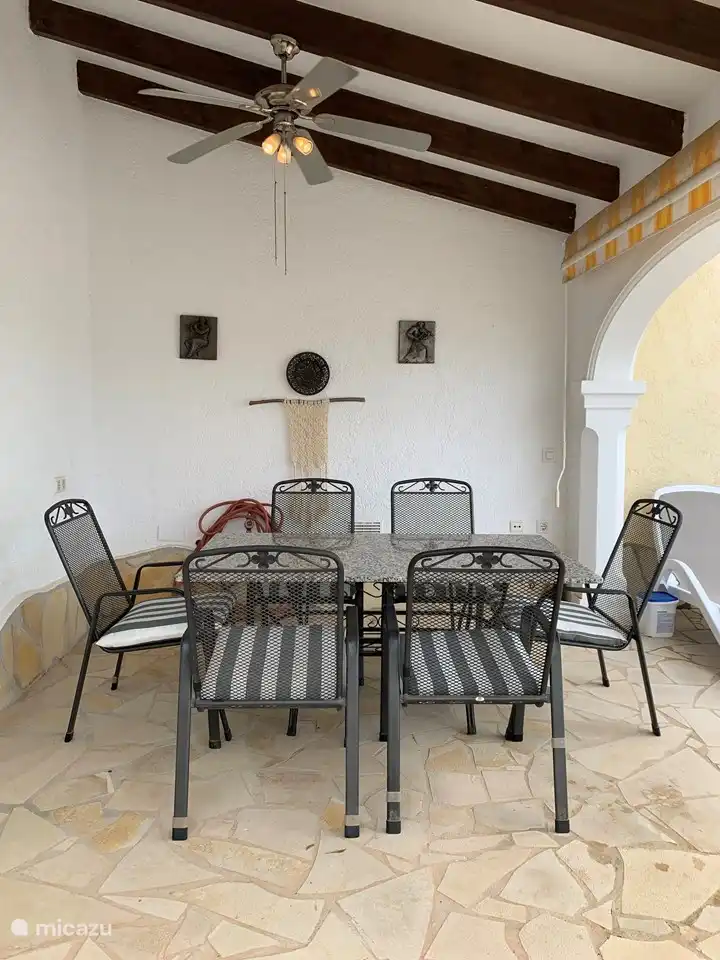 Die gemütliche überdachte Terrasse