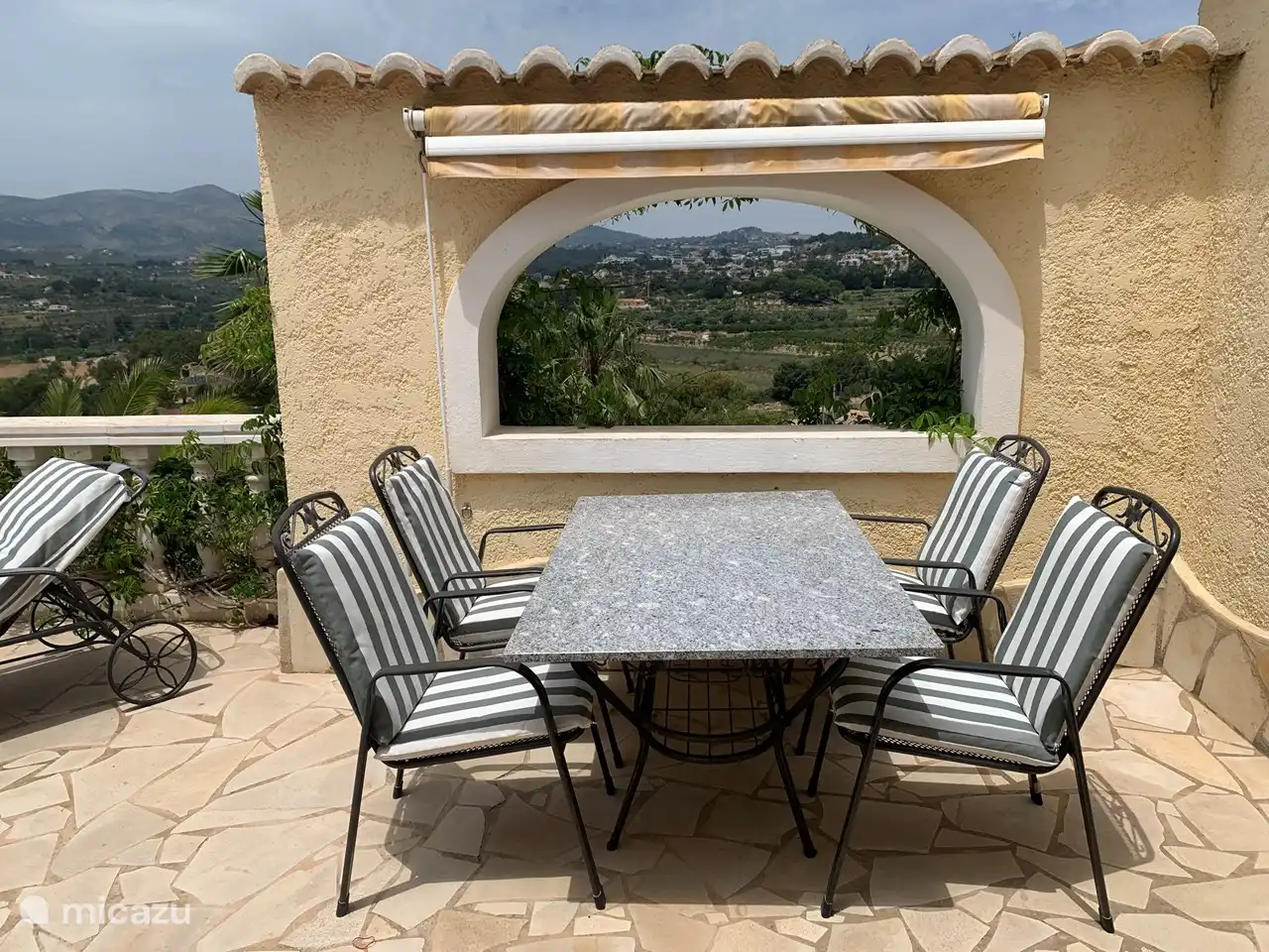 Zweiter Terrassentisch in der Sonne. Es sind auch genügend Sonnenschirme vorhanden.
