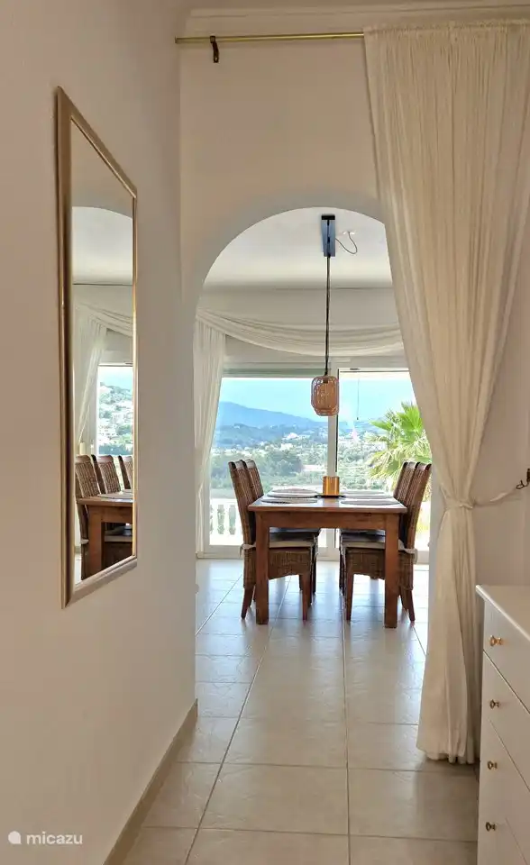 Eingangshalle mit Blick auf das Wohnzimmer und die Terrasse