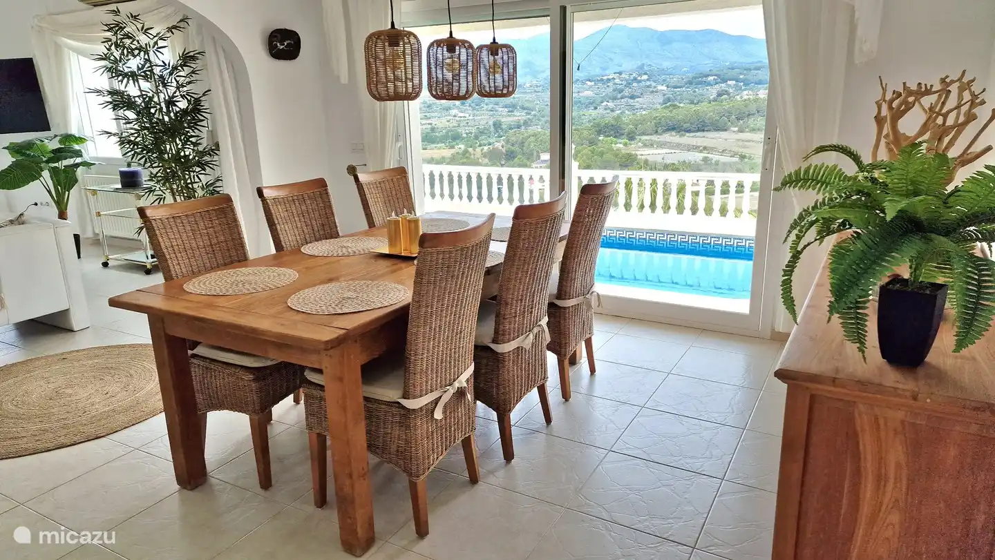 Blick vom Wohnzimmer auf den Pool