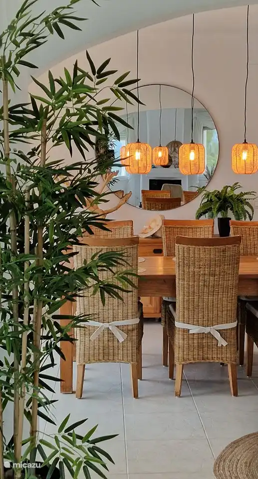 Gemütlicher Esstisch