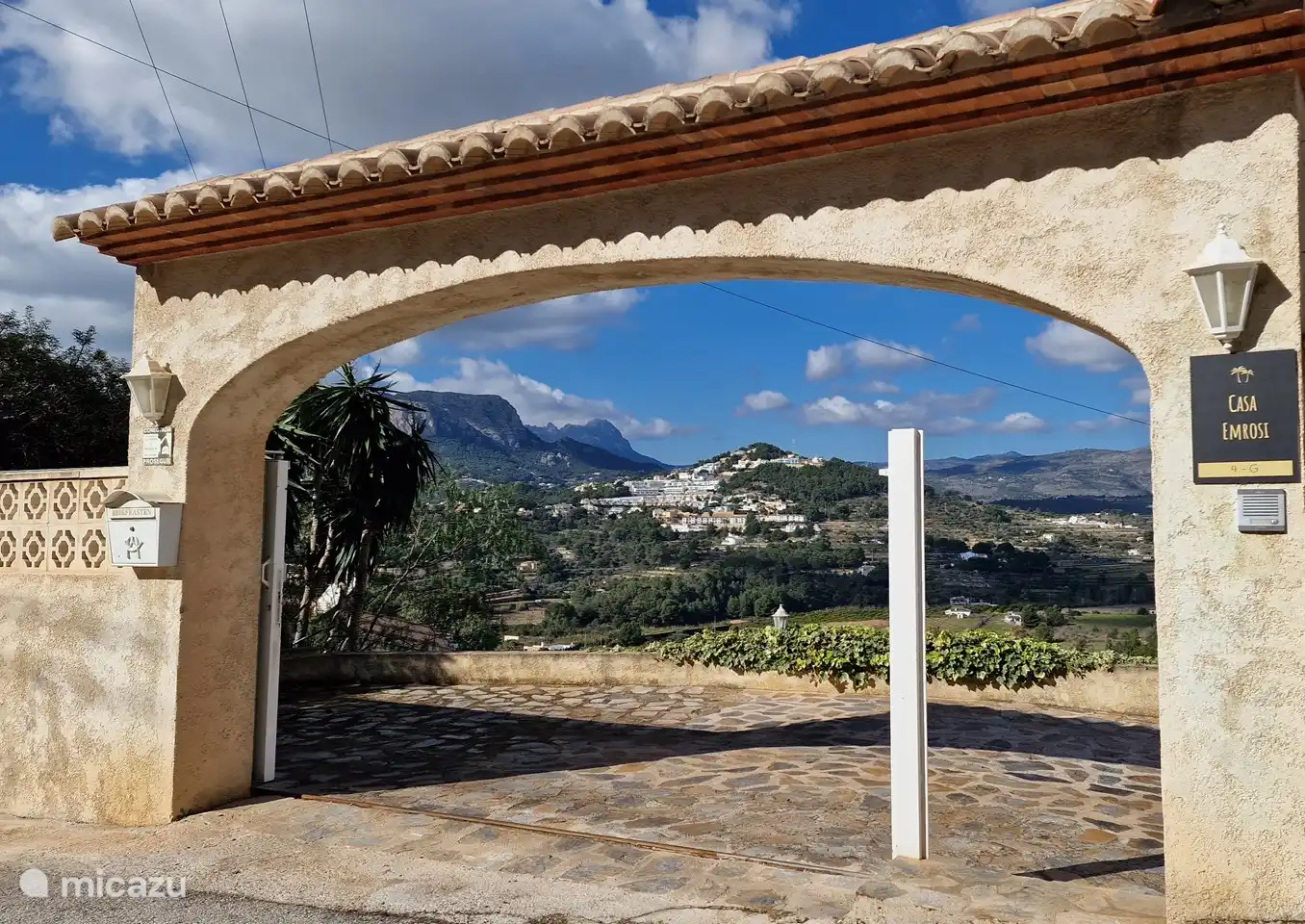 Eingangstor Casa Emrosi - www.sunseacalpe.com