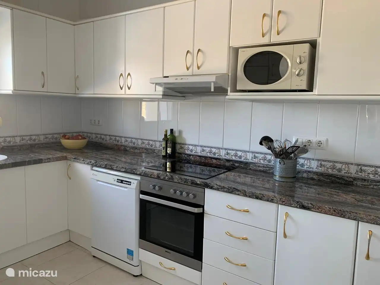 Große Küche mit Einbauofen, Gefrierschrank, Kühlschrank, Mikrowelle und Geschirrspüler