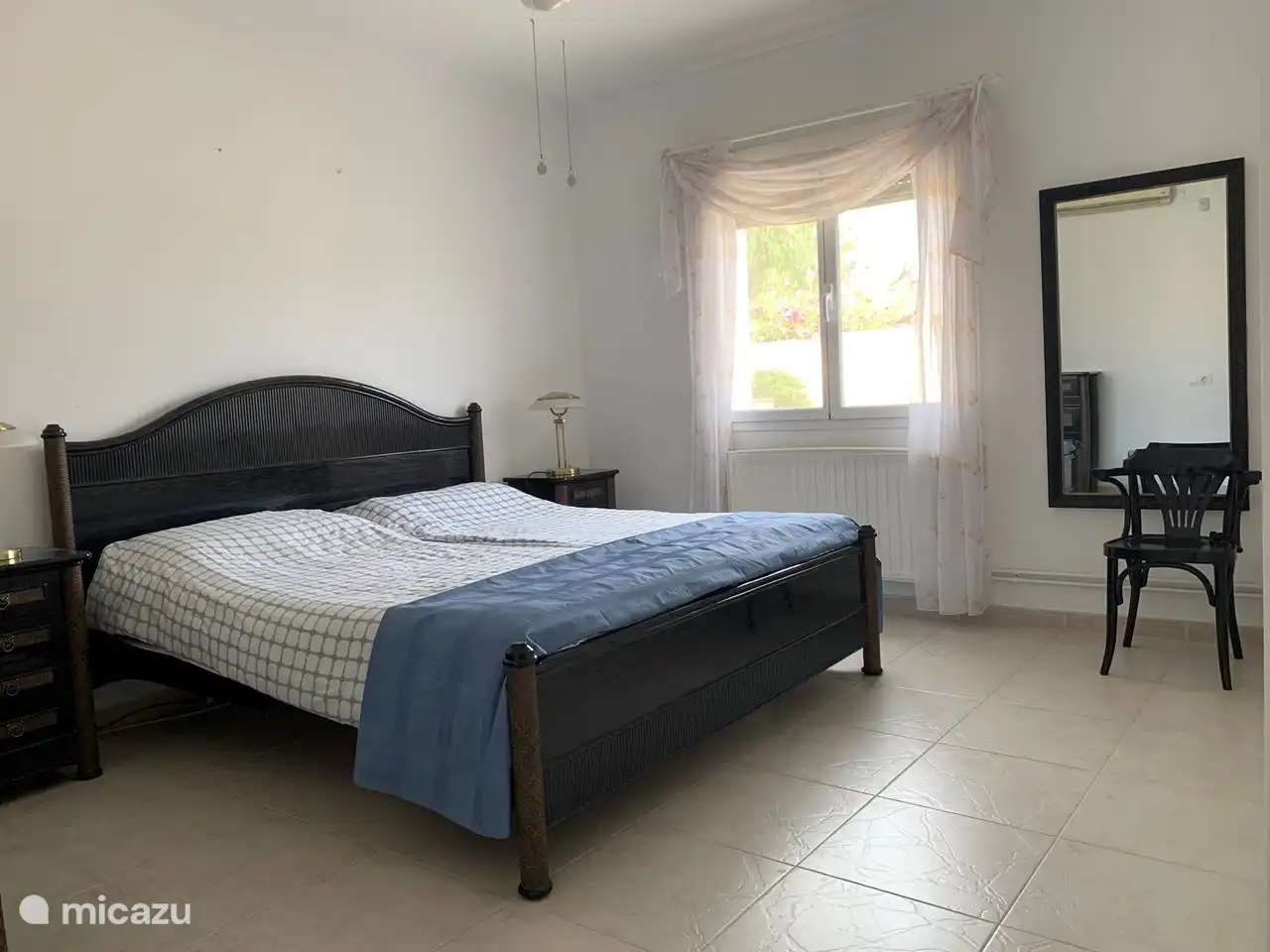 Hauptschlafzimmer mit Bett von 180 cm x 200 cm und eigenem Bad