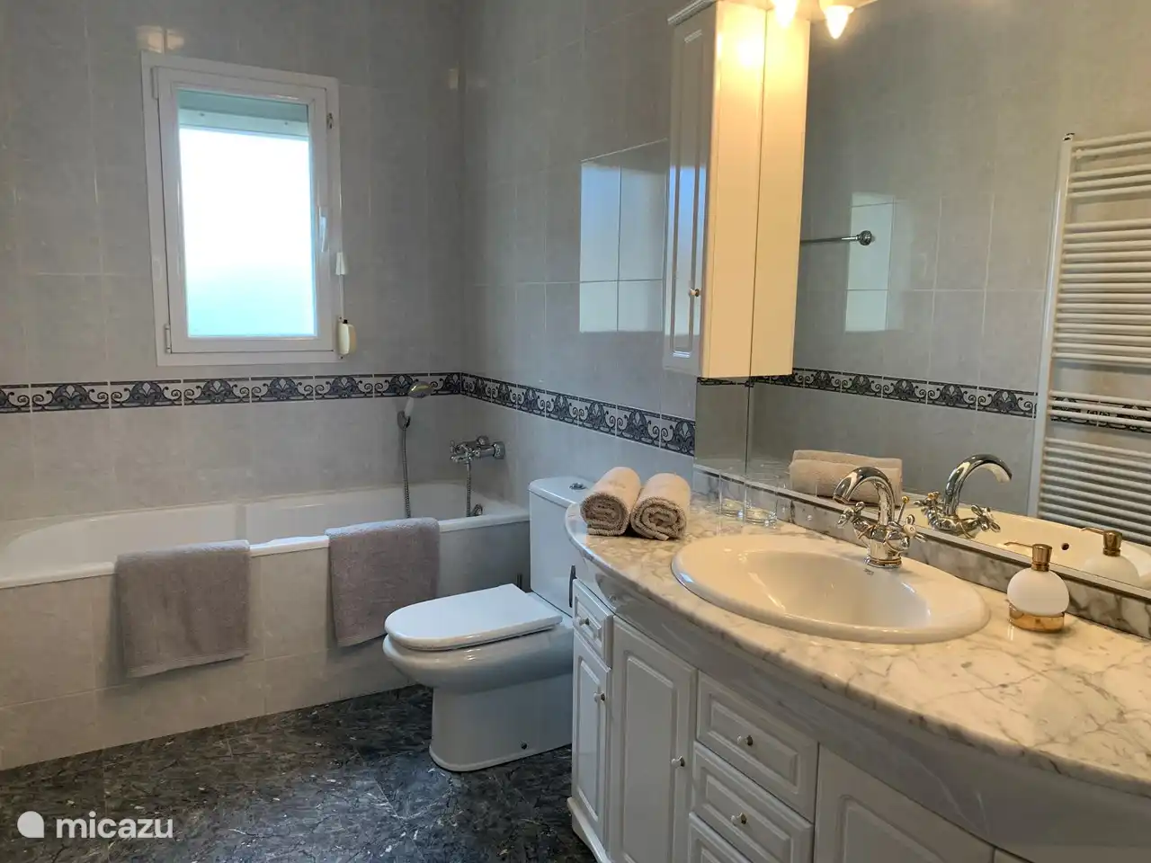 Master-Badezimmer ensuite mit Badewanne, WC, Waschbecken und Dusche